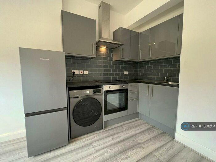 2 Bedroom Flat To Rent In Colney Hatch Lane, London, N10