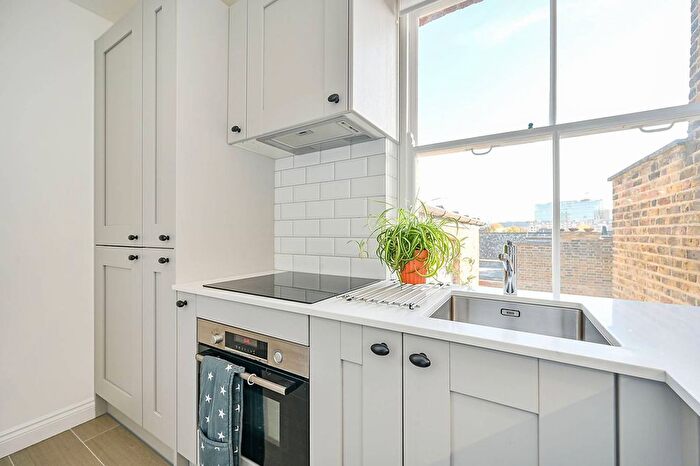 2 Bedroom Flat To Rent In Bolingbroke Road, Brook Green, London, W14