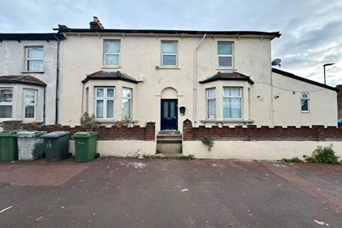 3 Bedroom Flat To Rent In New Barn Street, London, E13