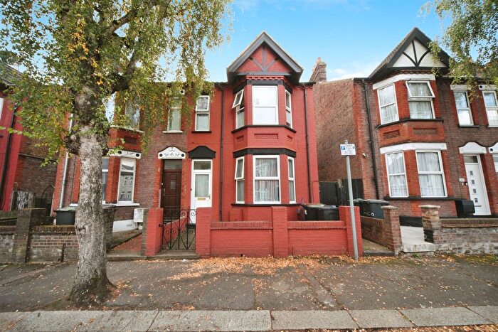 4 Bedroom Semi-Detached House For Sale In Avondale Road, Luton, LU1