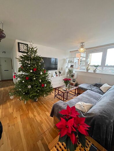 2 Bedroom Flat To Rent In Keevil Drive, London, SW19