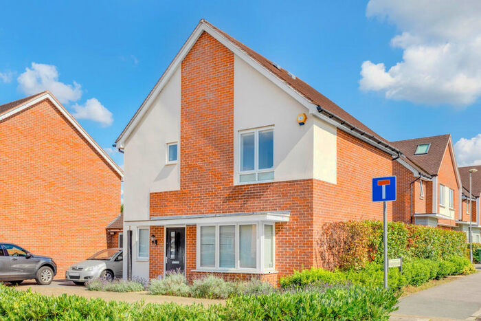 3 Bedroom Detached House To Rent In Parkview Way, Epsom, KT19