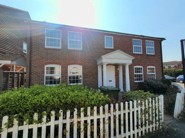 2 Bedroom Flat To Rent In Meadow Lane, Hamble-Le-Rice, SO31