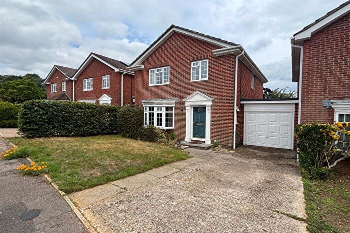 4 Bedroom Detached House To Rent In Selborne Close, Petersfield, GU32