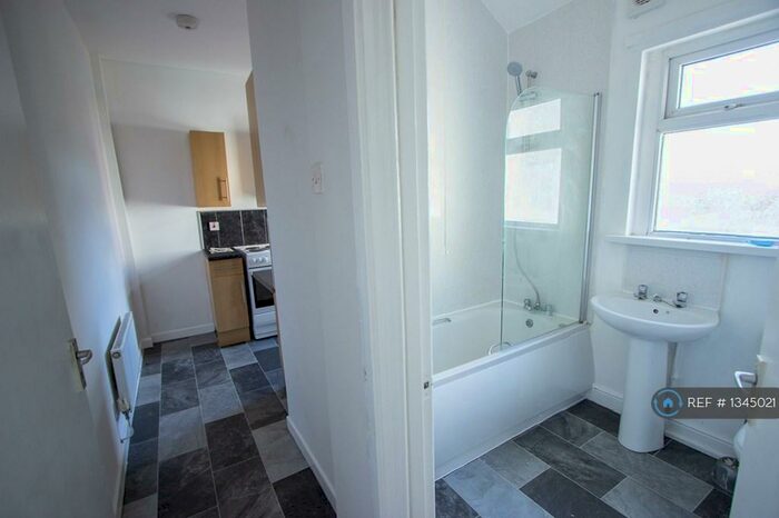 2 Bedroom Flat To Rent In Courtybella Terrace, Newport, NP20