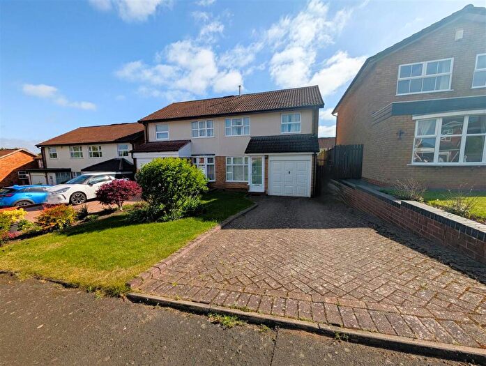 3 Bedroom Semi-Detached House For Sale In Sidlaw Close, Halesowen, B63