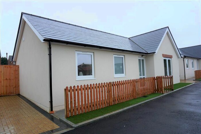 2 Bedroom Detached Bungalow To Rent In Belroyal Lane, Bristol, BS4