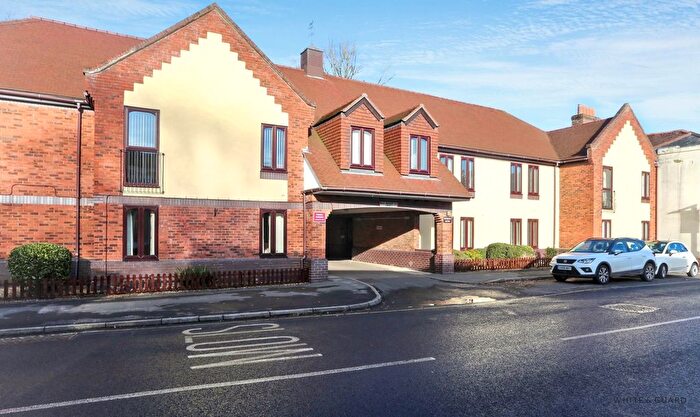 2 Bedroom Flat For Sale In Roman Row, Bishops Waltham, SO32