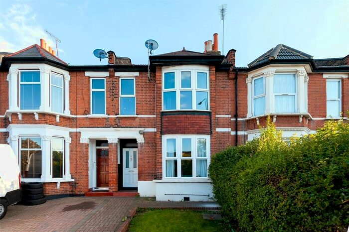 3 Bedroom Flat To Rent In Forest Road, Walthamstow, London, E17