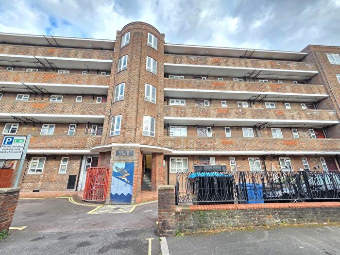 1 Bedroom Apartment For Sale In Huntsman Street, London, SE17