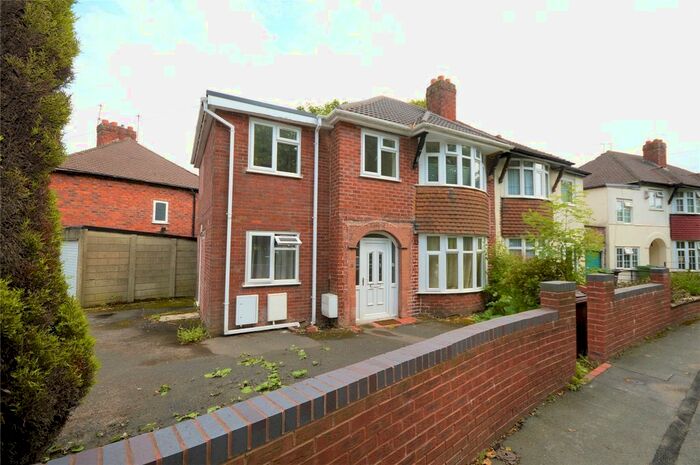 3 Bedroom Flat To Rent In Walton Crescent, Wolverhampton, West Midlands, WV4