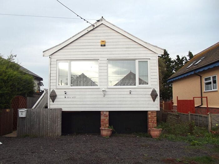 3 Bedroom Detached Bungalow To Rent In New Way, Clacton-On-Sea, CO16