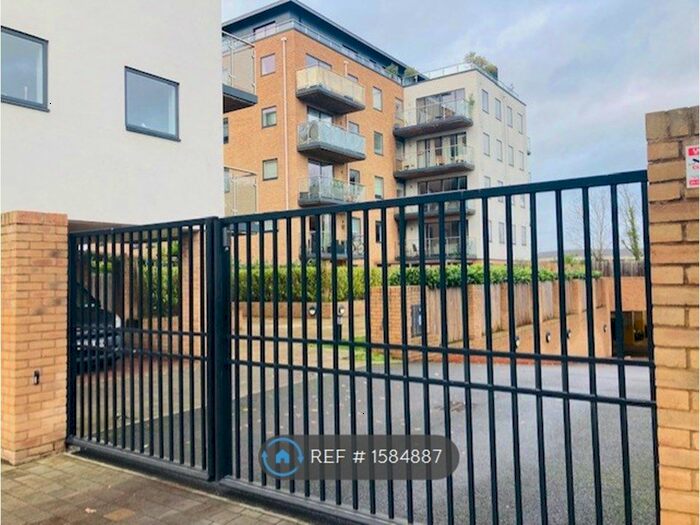 2 Bedroom Flat To Rent In Dorchester Mansions, Bracknell, RG12