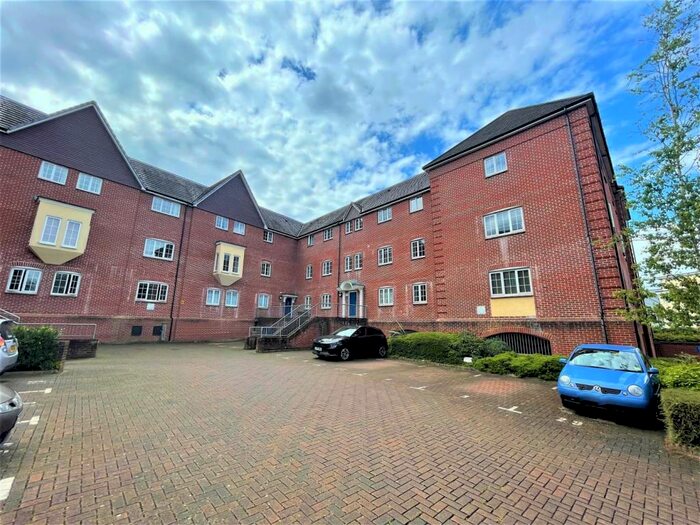 2 Bedroom Flat To Rent In Peel Close, Verwood, BH31
