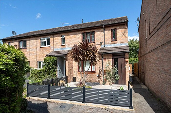 2 Bedroom End Of Terrace House For Sale In Sparks Close, Hampton, TW12