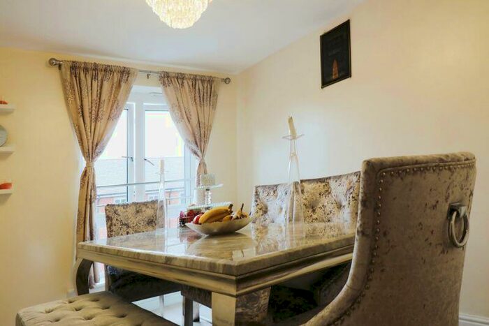 2 Bedroom Flat For Sale In Chadwick Road, Langley, SL3