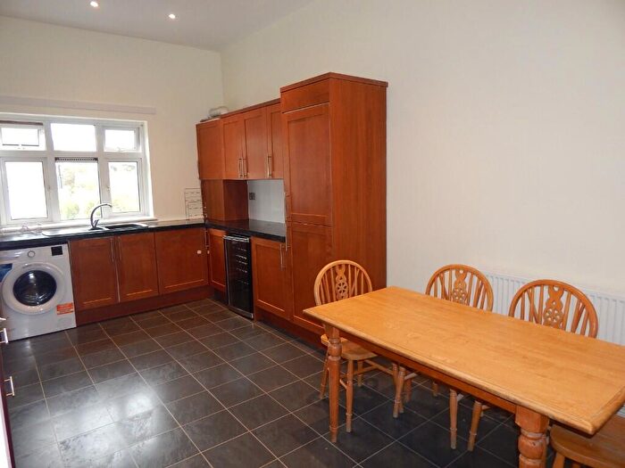 2 Bedroom Apartment To Rent In Eastwood Road, Ilford, London, IG3