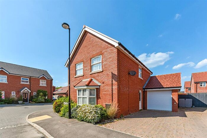3 Bedroom Detached House For Sale In Hornbeam Walk, Bracklesham Bay, Chichester, PO20