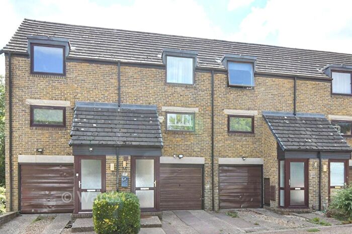 2 Bedroom Maisonette For Sale In Bazes Shaw, New Ash Green, Longfield, Kent, DA3