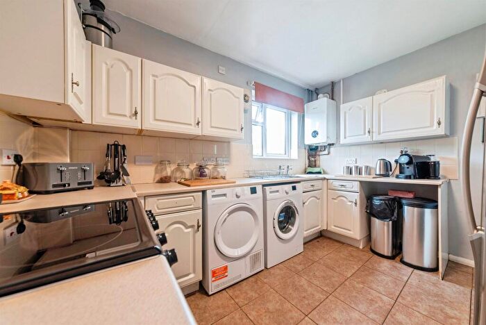 3 Bedroom End Of Terrace House For Sale In Chatsworth Road, Newark, NG24