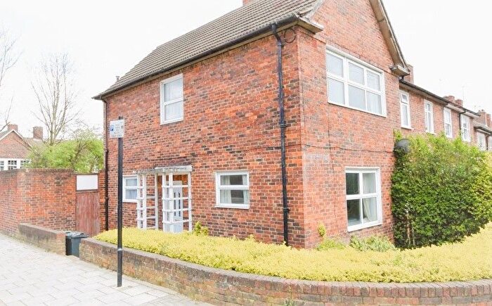 3 Bedroom Detached House To Rent In Allnutt Way, London, SW4