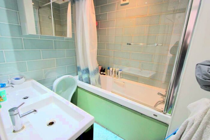 4 Bedroom Semi-Detached House To Rent In Monks Avenue, New Barnet, Barnet, EN5