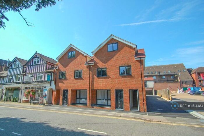 2 Bedroom Flat To Rent In Oak End Way, Gerrards Cross, SL9