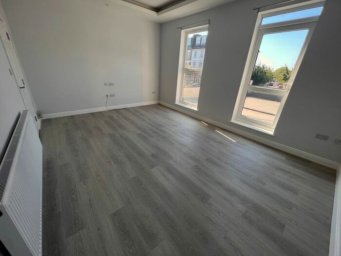 3 Bedroom Flat To Rent In Uxbridge Road, Shepherds Bush, W12