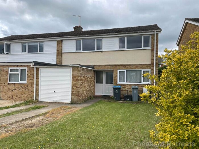3 Bedroom Semi-Detached House To Rent In Holfield Road, Witney, OX28