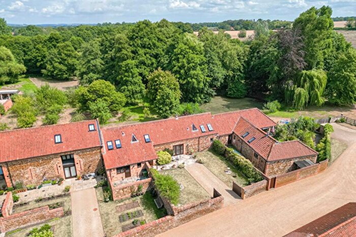 4 Bedroom Barn Conversion For Sale In Barn Conversion In Middleton With Impressive Vaulted Ceilings, PE32