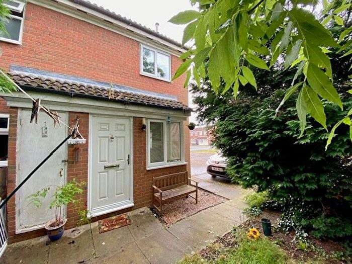 1 Bedroom Property To Rent In Iris Close, Aylesbury, HP21