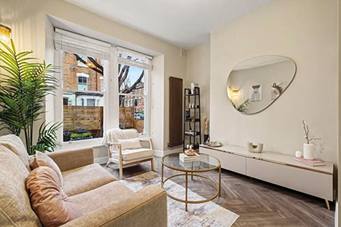 1 Bedroom Flat For Sale In Stonenest Street, London, N4