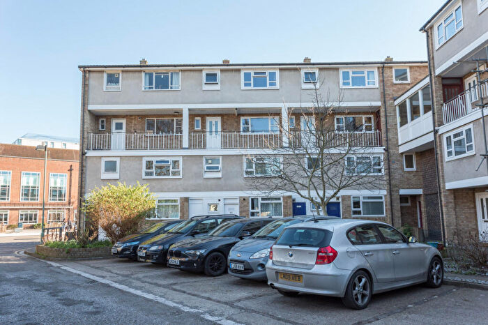 3 Bedroom Apartment To Rent In Penrhyn Gardens, Kingston Upon Thames, Surrey, KT1