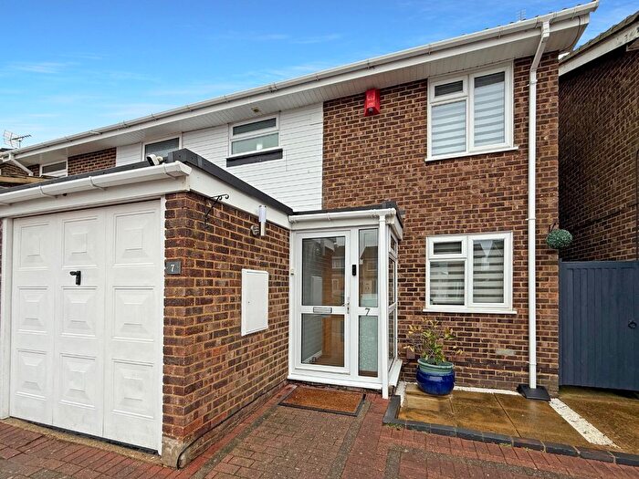 3 Bedroom Semi-detached House For Sale In Campian Close, Dunstable, LU6