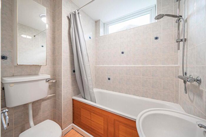 2 Bedroom Flat For Sale In Granville Park, Lewisham, SE13