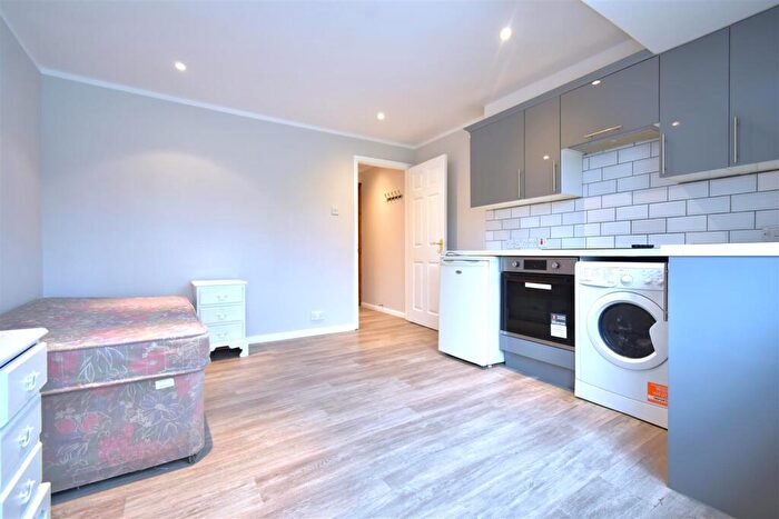 Apartment To Rent In Studio Flat, Maidenhead, SL6