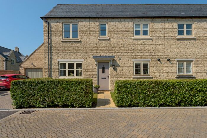 3 Bedroom Semi-Detached House To Rent In Ritter Close, Fairford, GL7