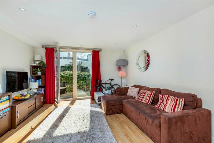 2 Bedroom Flat To Rent In Garden Road, Richmond, TW9