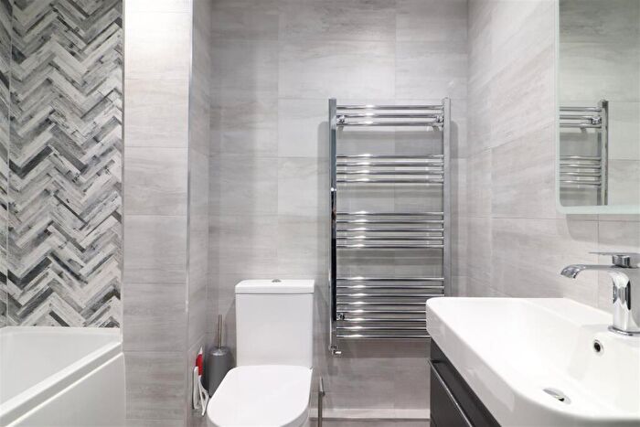 2 Bedroom Flat For Sale In Talfourd Way, Redhill, RH1