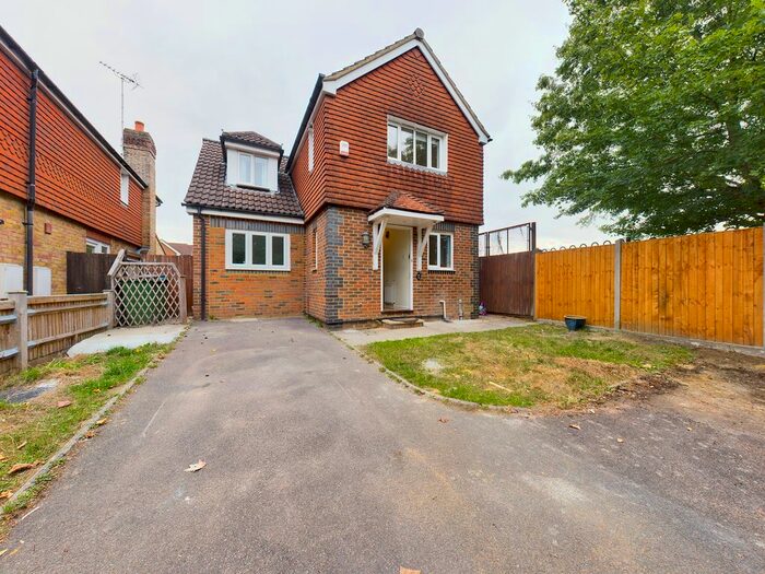 3 Bedroom Detached House To Rent In Nightingales Close, Horsham, RH13