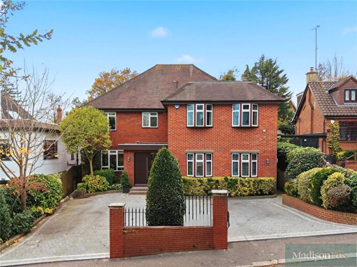 4 Bedroom Detached House For Sale In Ollards Grove, Loughton, Essex, IG10