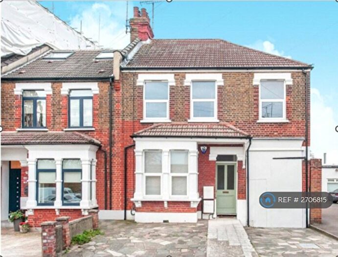 Studio To Rent In Beaconsfield Road, London, N11