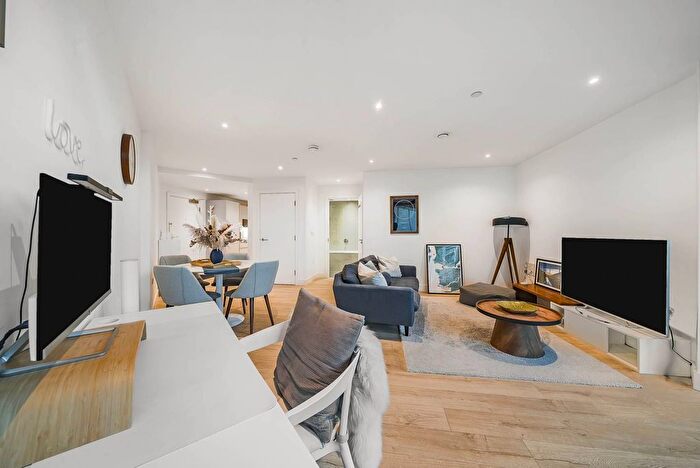 1 Bedroom Flat To Rent In Churchyard Row, Elephant And Castle, London, SE11