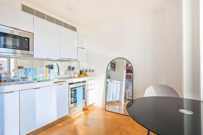 Studio For Sale In Ontario Tower, Canary Wharf, London, E14