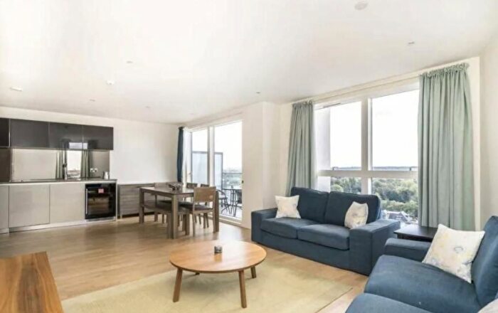 3 Bedroom Flat For Sale In Brentwood, TW8