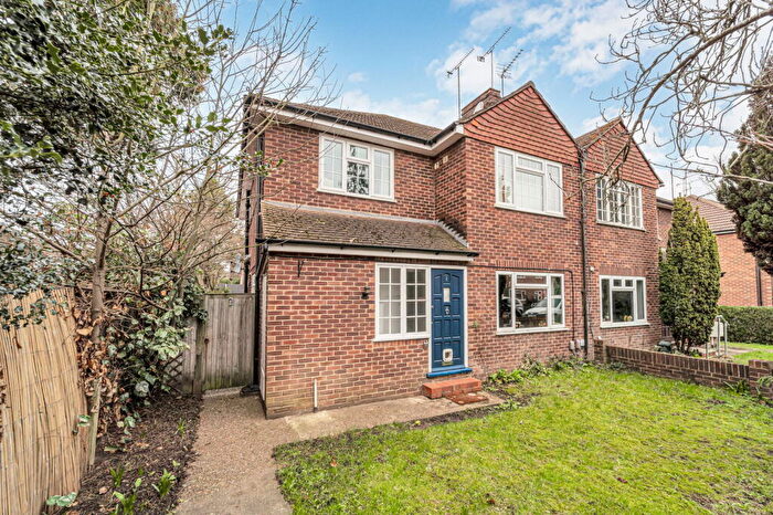 2 Bedroom Maisonette For Sale In Royston Avenue, Byfleet, KT14