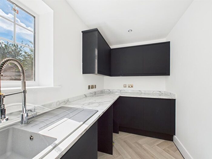 4 Bedroom Property To Rent In Cherrytrees, Coulsdon, CR5