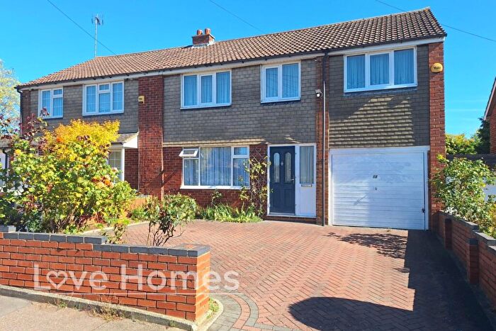 4 Bedroom Semi Detached House For Sale In Watermead Road, Luton, LU3