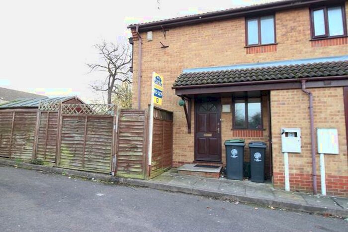 2 Bedroom Cluster House To Rent In Aspen Close, Rushden, NN10