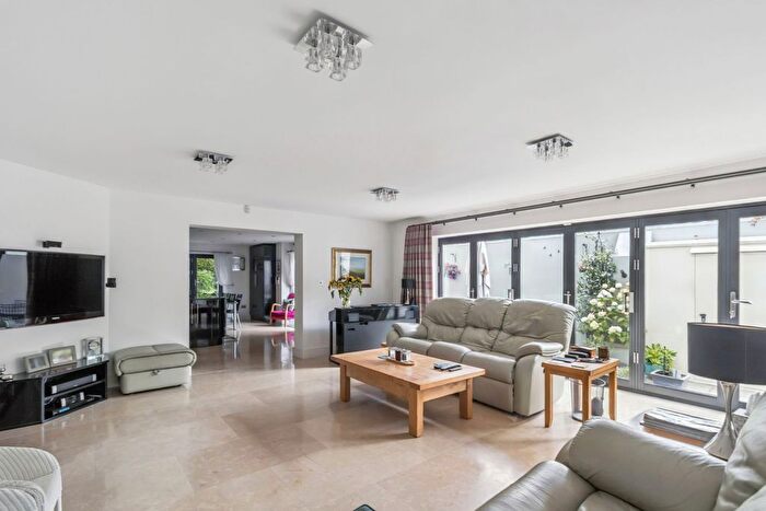 4 Bedroom Link Detached House For Sale In Uxbridge Road, Rickmansworth, WD3